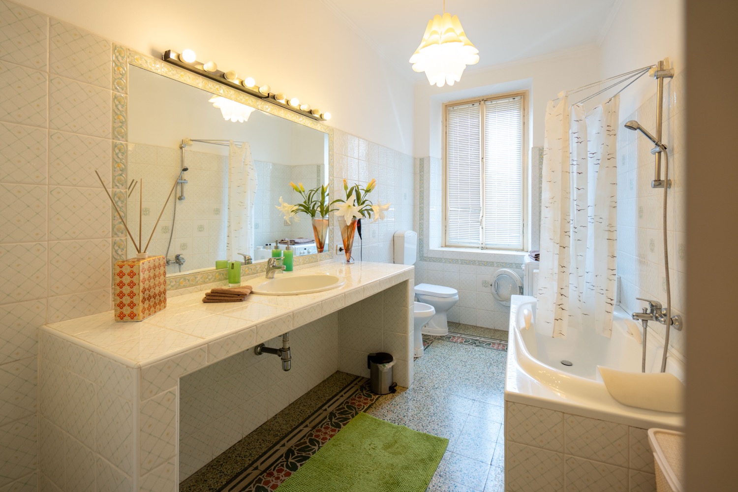 Structure with washbasin