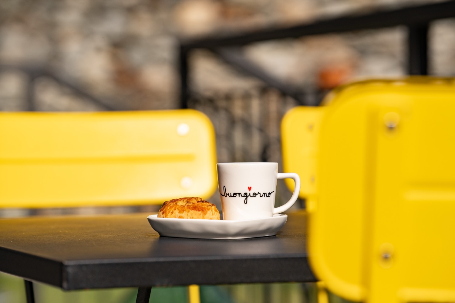 Buongiorno, there's a mug and utensils on the table
