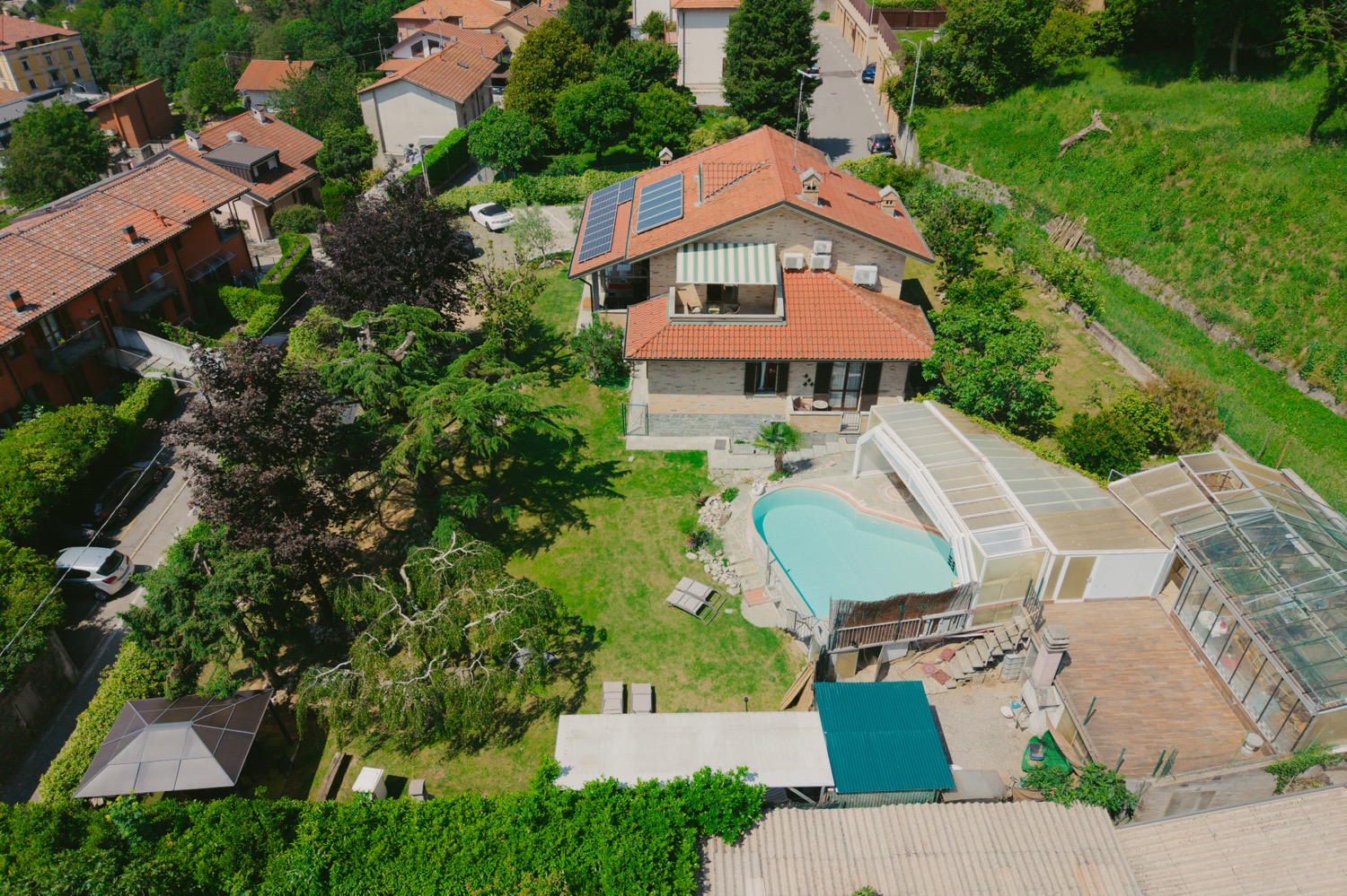 Liquid pool with roof