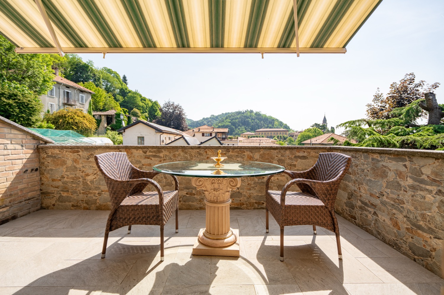 Blue patio with table Villa Cuore Tavernerio